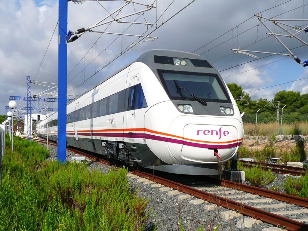 Los trenes de alta velocidad de la serie 121 serán los encargados de prestar el nuevo Alvia Madrid-Salamanca. Foto: MZC.