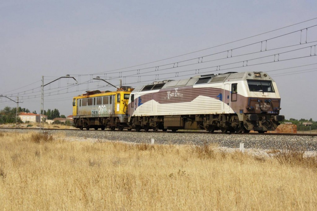 La nueva locomotora histórica 269-508 siendo trasladada a Zaragoza, sede de la AZAFT, por la 333-407. Foto: Daniel Luis Gómez Adenis.