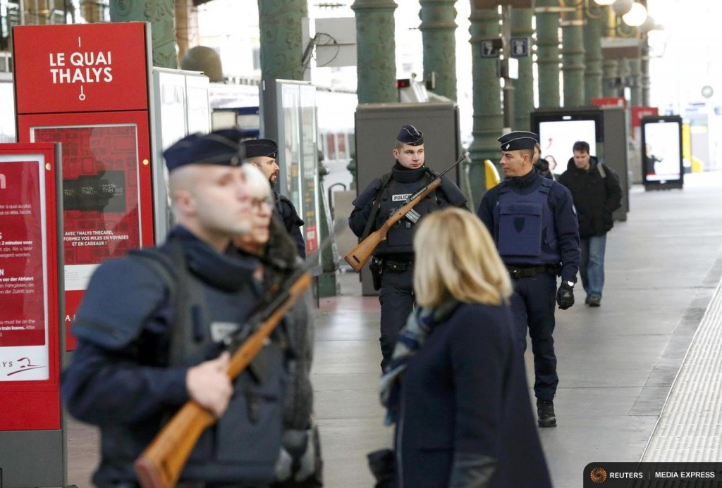 Control policial en Gare du Nord un día después de los atentados de París. Foto: © REUTERS/Yves Herman
