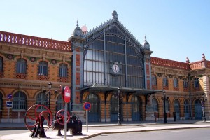 La estación de ferrocarril de Almería está completamente abandonada.