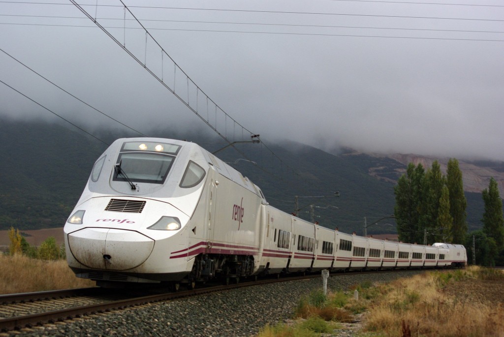 Tren de Renfe de la serie 130, dotado del sistema de ancho variable Talgo Rodadura Desplazable, circulando en un día nublado por Navarra. Foto: André Marques