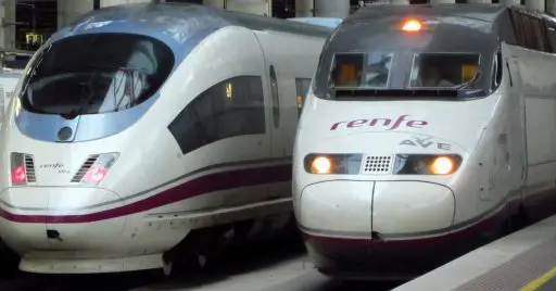 Un 103 y un 100 de Renfe en la estación de Puerta de Atocha. Foto: Pranav Bhatt