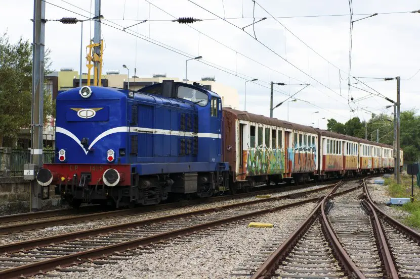 Coches Schindler siendo trasladados a Guifões por la locomotora 1430 para su restauración y puesta en servicio. Foto: (CC BY SA) Nuno Silva.