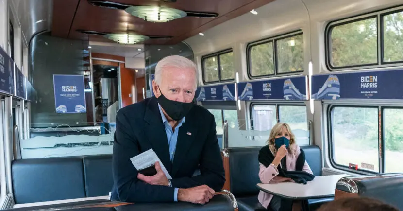 Joe y Jill Biden en el Build Back Better Express. Foto: Adam Schultz / Biden for President.