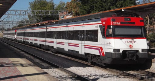 Doble de 446 de Cercanías Madrid pasando por la estación de Villaverde Alto. ATTILA NÉMETH.