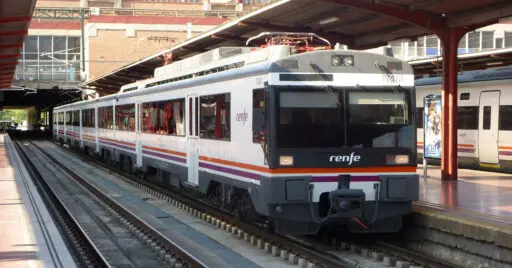 UT 470 de Renfe estacionada en la vía 15 de Chamartín, una de las que se va a transformar a ancho internacional. MIGUEL BUSTOS.