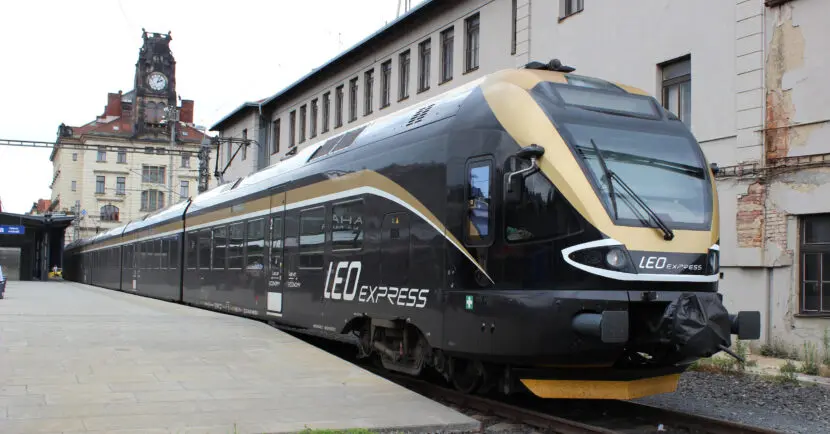 Stadler Flirt de Leo Express estacionado en Praga. JAN POLÁK.