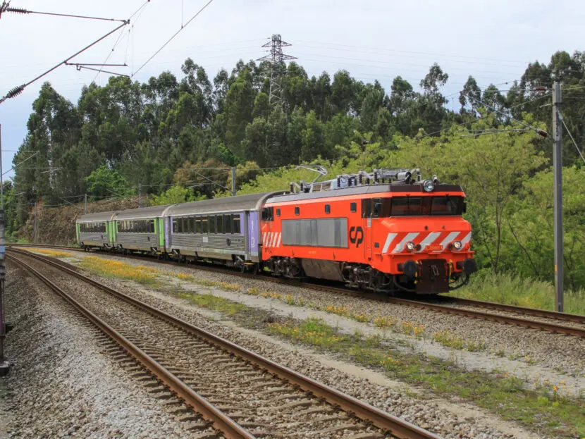 2607 con el IR 853 pasando por Trofa. © Tiago Cunha.