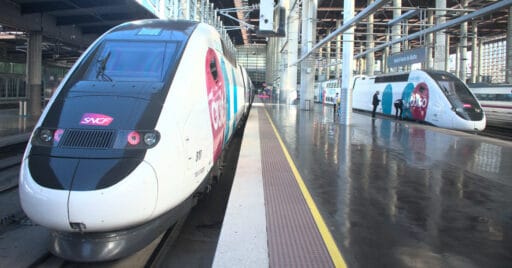 El tren inaugural y el tren sombra en Madrid Puerta de Atocha antes del inicio del viaje. VÍCTOR CONTRERAS