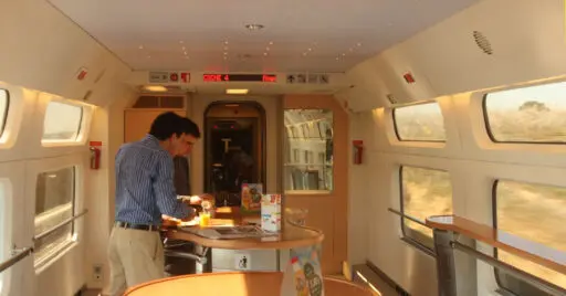 Viajeros en una cafetería a bordo de un tren de Renfe de la serie 100. MATTHEW BLACK