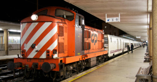 Talgo estacionado en Lisboa-Santa Apolonia con la locomotora 1413 en cabeza. NUNO MORÃO