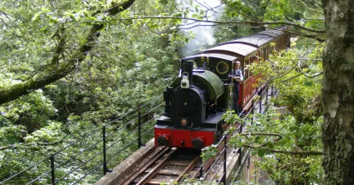 Locomotora Edward Thomas cruzando el viaducto de Dolgoch. JOHN PROCTOR.