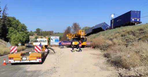 Grúa de gran tonelaje con la que Adif ha retirado los vagones que teníen interrumplido el tráfico ferroviario entre Montoro y Villa del Río. ADIF.