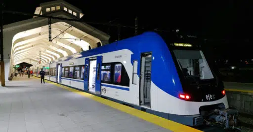 El segundo de los SFE 400 del Tren Santiago-Rancagua en la estación de Rancagua durante su primer día de servicio. © RODRIGO LAMBERT.