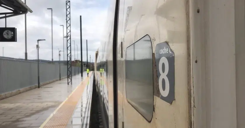 Uno de los trenes de la serie 730 en la estación de Plasencia antes de salir hacia la Bifurcación Peñas Blancas. © ADIF.