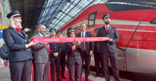 Roberto Rinaudo, CEO de Trenitalia France, junto a la tripulación del primer tren Frecciarossa 1000 París-Lyon antes de su salida. © ERNESTO SICILIA.