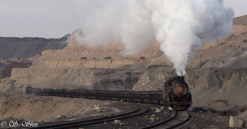 Locomotora Mikado remolcando un tren de carbón en el ferrocarril de Sandaoling, el último en usar locomotoras de vapor en servicio regular. SMOKY SHIN