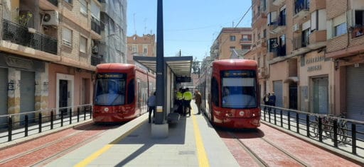 Dos unidades de la serie 4200 en la estación de Natzaret durante el primer día de servicio de la línea 10. © VÍA ESTRECHA VALENCIANA.