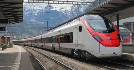 Giurno de SBB, perteneciente a la plataforma SMILE de Stadler, estacionado en Erstfeld con los Alpes de fondo. KECKO.