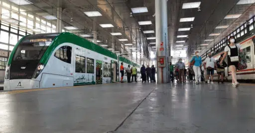 Tren-tranvía del Tranvía de la Bahía de Cádiz en la estación de la capital gaditana junto a un tren de Cercanías. © AOP ANDALUCÍA.