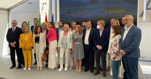 La ministra de Transportes, Raquel Sánchez, junto a la comitiva que la acompañó a la visita oficial a las pruebas de la LAV de Extremadura. © RUBEN MARTINS.