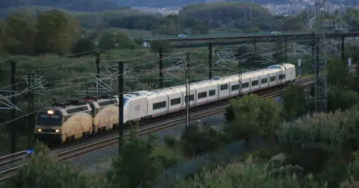 Talgo Avril 106-009 de Renfe siendo remolcado hacia Francia a su paso por Mollet del Vallés. © IVÁN GUILLÉN CABRERA.