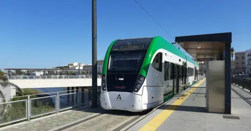 Tren-tranvía del Trambahía de Cádiz en una de las estaciones de la zona tranviaria. © AOP Andalucía.