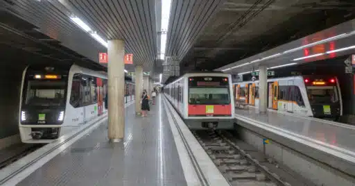 Estación de Rubí Centre con la vía central ocupada por un tren de la serie 112 de FGC. © BERNAT BORRÀS - TRENSCAT.