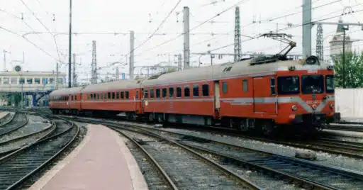 Unidad 432 con su estética original, similar a la que tendrá la usada para los trenes turísticos de León, saliendo de Barcelona-Término. © ARCHIVO HISTÓRICO FERROVIARIO.