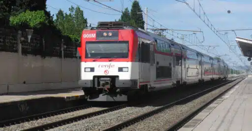 Unidad de Cercanías de la serie 450 en la estación de Alcalá Universidad. DANIEL GÓMEZ ADENIS.