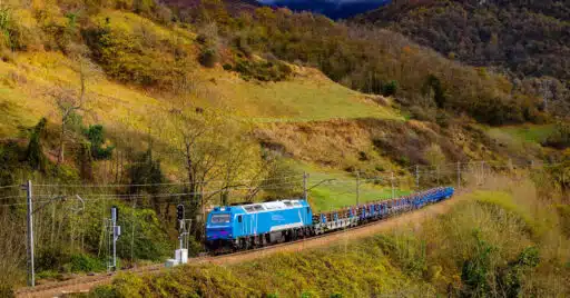 333 subiendo la rampa con un tren carrilero. ANDRÉ MARQUES.