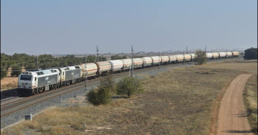 tren de transporte de butano de renfe mercancías traccionados por una doble de 333.3. cc by sa furbytrenes