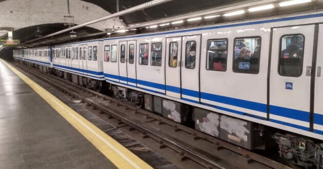 Los 40 trenes que va a fabricar CAF para la línea 1 del metro de Madrid reemplazarán a la serie 2000-A "Panda". MIGUEL BUSTOS.