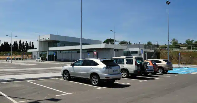 Aparcamiento de la estación Figueres-Vilafant, uno de los 55 que seguirá operando Saba. © ADIF.