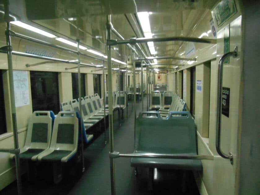 Interior de un tren de la serie 2100 de CPTM. JONES.