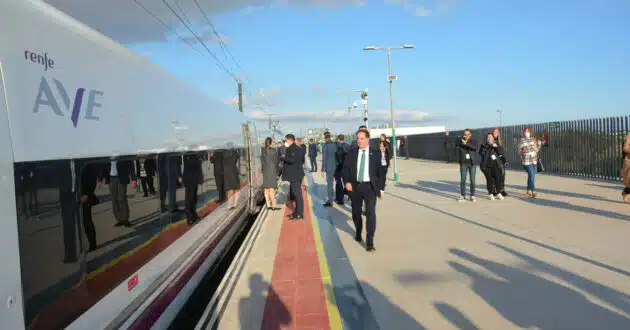 Tren de la serie 112 estacionado en la estación de Elche AV, que tendrá servicio de Cercanías. MARCOS ROMERO.