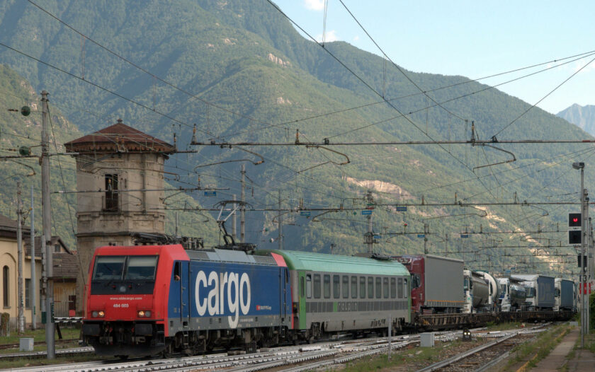 Autopista ferroviaria del tipo RoLa de RAlpin, con tracción de SBB Cargo. MARKUS EIGENHEER DE GENÈVE.