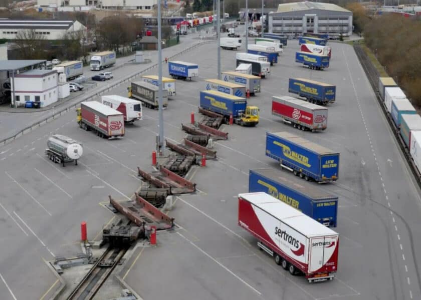 Terminal de sistema Modalohr de las autopistas ferroviarias de VIIA en Bettembourg. (Luxemburgo). © LOHR.