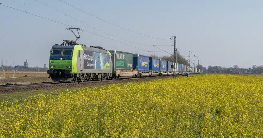 Tren de CargoBeamer de la autopista ferroviaria Dommodosola-Kaldenkrichen. ROB DAMMERS.