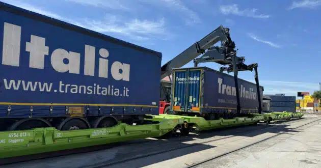 Carga de un semirremolque del tipo P400 en uno de los vagones de Tramesa adquiridos para la autopista ferroviaria Madrid-Valencia. © TRAMESA.