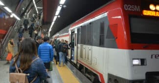 UT 450 en la estación de Sol, haciendo un tren de la línea C-2 de Cercaníad Madrid, circulando desviada por una incidencia en el túnel de Recoletos. MIGUEL BUSTOS.