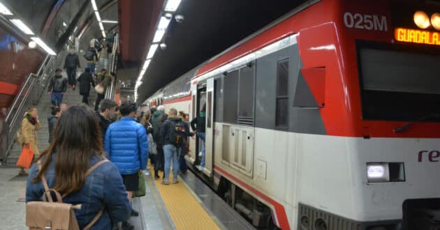 UT 450 en la estación de Sol, haciendo un tren de la línea C-2 de Cercaníad Madrid, circulando desviada por una incidencia en el túnel de Recoletos. MIGUEL BUSTOS.