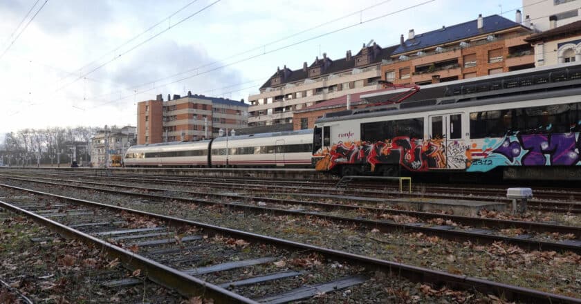 UT 470 grafiteada en Vitoria. SMILEY.TOERIST.