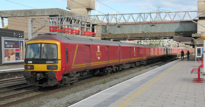 Tren de la serie 325 de Royal Mail pasando por Stafford. THE BASINGSTOKER.