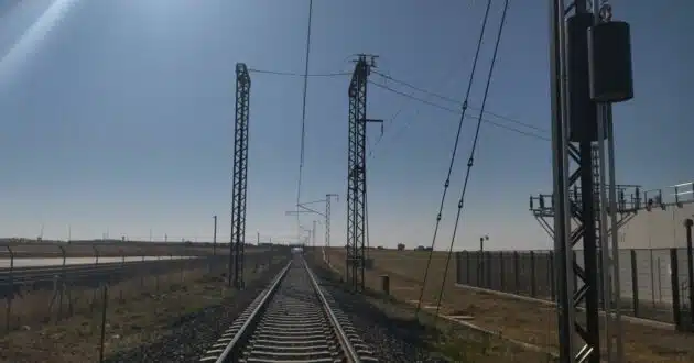 Tramo Badajoz-frontera con la catenaria ya energizada. © ADIF.