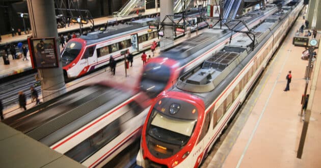 Trenes de Cercanías Madrid en la estación de Atocha © ADOBE STOCK.