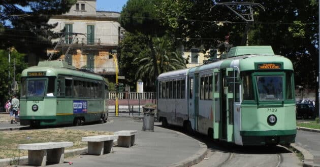 Tranvías del tipo Stanga, serie 7000 de ATAC, que van a ser reemplazados por los modernos Urbos de CAF. VAN LOON.