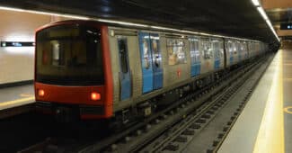 Tren del metro de Lisboa, red en la que Hitachi instalará el nuevo APIS, en la estación de Baixa-Chiado. MIGUEL BUSTOS