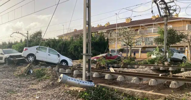 Coches en la vía a la altura de Paiporta. © METROVALENCIA.