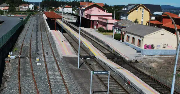 Con la construcción del baipás de Betanzos, los trenes A Coruña-Ferrol dejarán de tener que invertir su marcha en Betanzos-Infesta. NEMIGO.